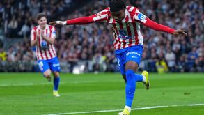 Lookman adianta Atlético Madrid frente ao Real