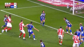 O penálti que permitiu ao Sp. Braga inaugurar o marcador frente ao FC Porto: dragões protestaram decisão
