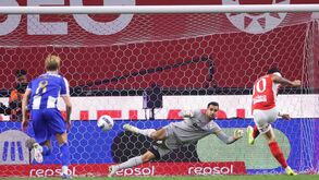 Diogo Costa no penálti com Zalazar