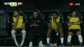 Memphis Depay foi apanhado com o telemóvel no banco, levou nas orelhas e... teve de explicar-se