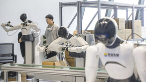 China reúne mais de 300 robôs em meia maratona em Pequim