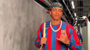 Jogadores do Barcelona surpreendem com camisola retro em homenagem a Ronaldinho Gaúcho 