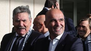 Toni (à esquerda) ao lado de Roberto Martínez