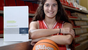 Jogadora do CAB Madeira exibe a tese de Mestrado