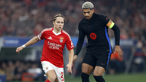 Schjelderup com Ronald Araújo durante o Benfica-Barcelona em janeiro de 2025, na Champions League