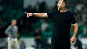 De Zerbi, treinador, aponta o dedo durante jogo