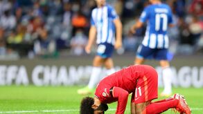 Salah ajoelha-se no campo: uma imagem de respeito no futebol e na cidade de Liverpool
