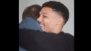 «É bom ter-te de volta!»: Dinamarca assinala regresso de Alexander Bah à seleção