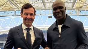 Aboubakar recebeu camisola com o seu nome das mãos de André Villas-Boas