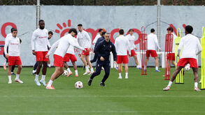 Carlos Vicens com os jogadores em mais um treino do Sp. Braga