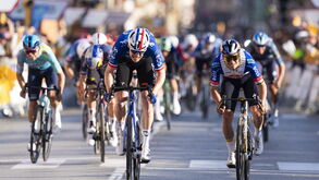 Evenepoel cai perto da meta e Godon vence mais uma etapa da Volta à Catalunha