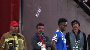 UEFA multa Benfica por arremesso de objetos e racismo em jogo com o Real Madrid