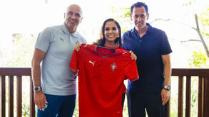 Mara Lezama mostra camisola ao lado de Roberto Martínez e Pedro Proença