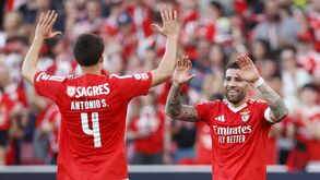 António Silva cumprimenta Otamendi