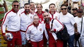 Antigos jogadores da Seleção equipados a rigor junto de alguns fãs