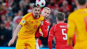 Jogo Dinamarca-Macedónia do Norte: disputa de bola entre jogadores