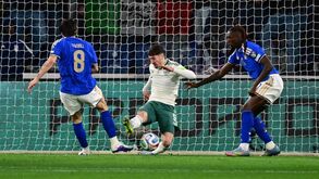 Jogo entre Itália e Irlanda do Norte com jogadores em ação