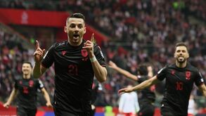 Futebolistas celebram golo no Polónia-Albânia, jogo de acesso ao Mundial