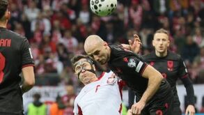 Jogo Polónia-Albânia: Lewandowski em disputa pela bola durante o playoff de acesso ao Mundial
