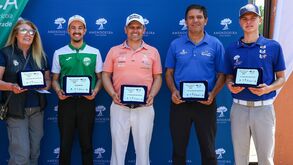 Os principais premiados com o campeão em segundo a contar da esquerda