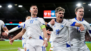 Dzeko celebra pela Bósnia frente a Gales