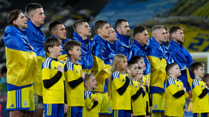 Jogadores da seleção ucraniana cantam o hino nacional antes do jogo contra a Suécia