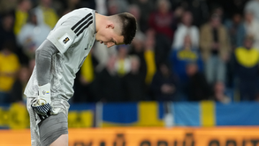 Trubin cabisbaixo após a derrota da Ucrânia frente à Suécia no playoff do Mundial'2026