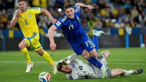 O penálti cometido por Trubin sobre Gyökeres no Ucrânia-Suécia