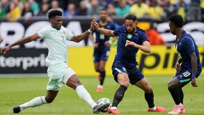 Tchouaméni 'prova o veneno' de Vinícius Júnior: «É muito difícil jogar contra ele»