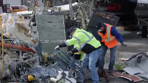 Destroços removidos do aeroporto de LaGuardia após acidente entre camião dos bombeiros e avião 