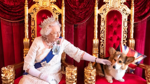 A Burberry lançou uma coleção inspirada na Rainha Isabel II. E os corgis da monarca são os protagonistas