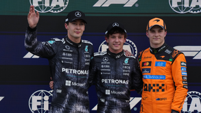 George Russell (à esquerda), Kimi Antonelli (ao centro) e Oscar Piastri (à direita) após a qualificação para o GP do Japão
