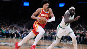 Neemias Queta em ação frente aos Atlanta Hawks