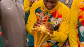 Mais uma acha na fogueira: seleção do Senegal exibe o troféu da CAN no Stade de France