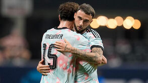 Debast abraça Meunier 