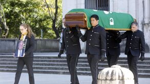 Caixão de  José Maria Ricciardi à saída da Basílica da Estrela