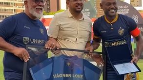 Vágner Love homenageado pelo Retrô antes do jogo