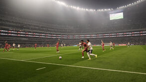 Os jogadores de México e Portugal em ação