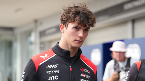 Oliver Bearman caminha pelo paddock antes do GP do Japão