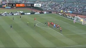 Guarda-redes tenta 'milagre Trubin', coloca outra bola em campo para parar contra-ataque e acaba... expulso