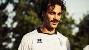 Diogo Tomás com a camisola do Ado Den Haag