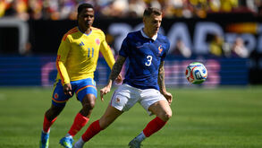 Os jogadores de Colômbia e França em ação