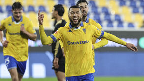 Begraoui festeja um dos golos apontados com a camisola do Estoril