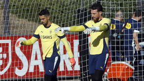 Diogo Costa (à esquerda) e José Sá (à direita) durante o treino da Seleção