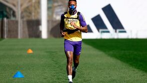 Éder Militão regressa aos treinos após lesão