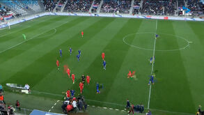 Selecionador de sub-21 da Turquia bate com a cabeça no chão ao protestar decisão do árbitro e acaba hospitalizado