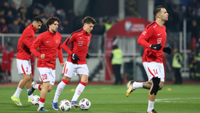 Arda Güler e outros jogadores da Turquia fazem o aquecimento antes do jogo com Kosovo