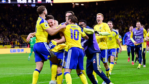 Jogadores da Suécia celebram com Gyökeres, herói que decidiu o apuramento para o Mundial