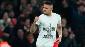 Gabriel Jesus exibe mensagem religiosa num jogo do Arsenal