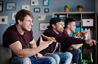 Promoção Domino's: uma pizza, outra grátis para acompanhar os jogos no sofá.
